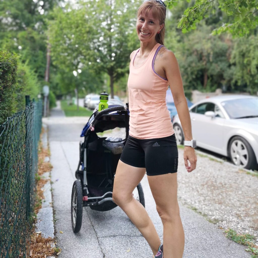 Sport mit Kleinkind - Geht das? Melanie Blaschka gibt kreative Tipps wie du auch als Mama oder Papa aktiv und fit bleiben kannst.